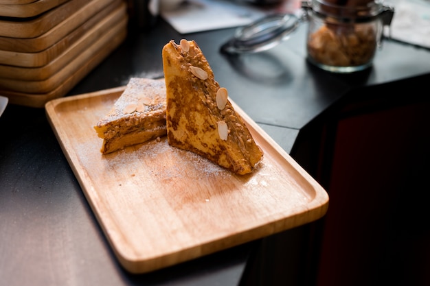 tostada francesa con mantequilla de maní en un plato de madera