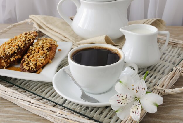 Tostada francesa con nueces y canela y una taza de café