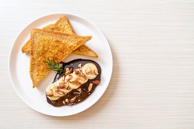 Tostada francesa con plátano chocolate y almendras para el desayuno