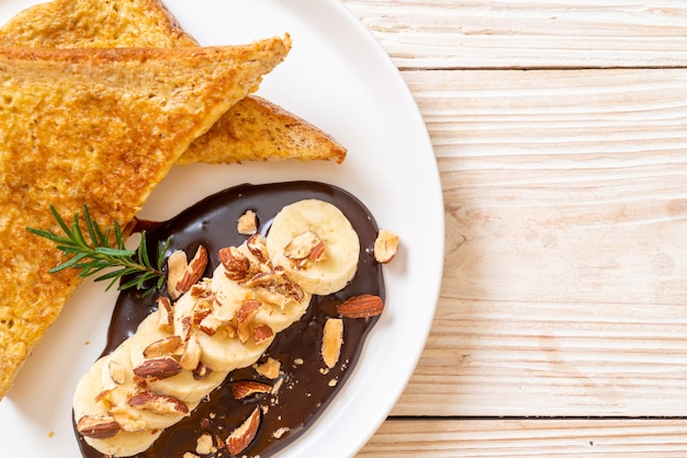 Tostada francesa con plátano, chocolate y almendras