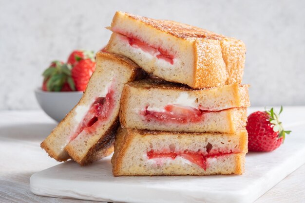 Tostada francesa rellena de queso crema y fresas