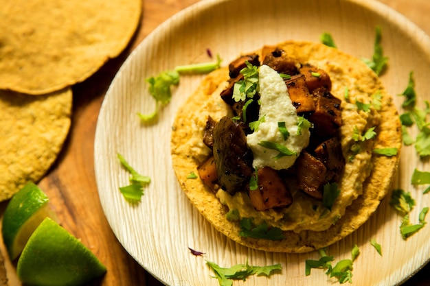 Tostada con hummus, maíz, piña y camote.