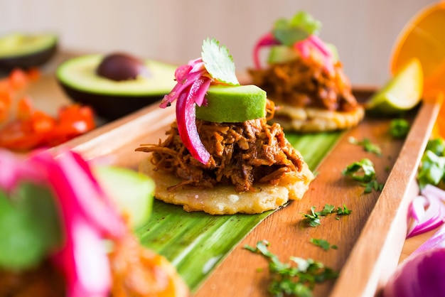 Tostada in. mexico con puerco desmenuzado y aguacate.