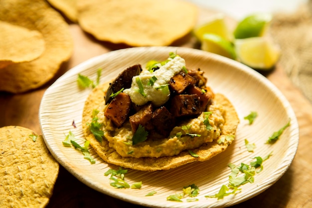 Tostada mexicana con hummus, huitlacoche, choclo, camote y maní.