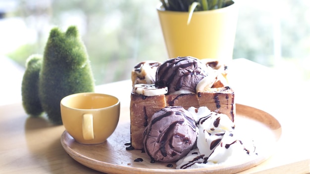 Tostada de miel de chocolate con helado.