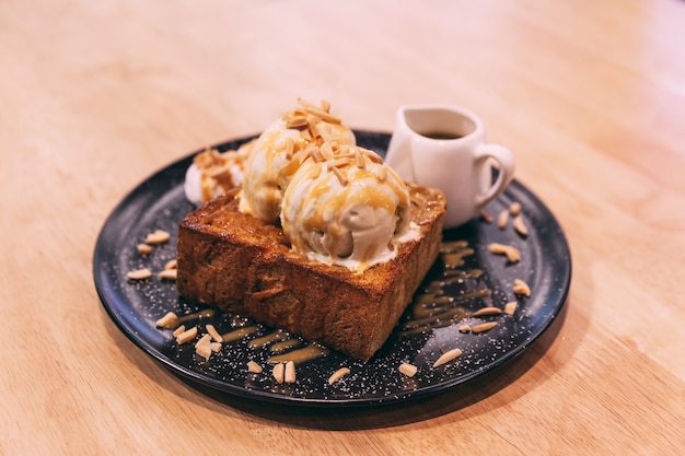 Tostada de miel con cobertura de helado con caramelo y almendra