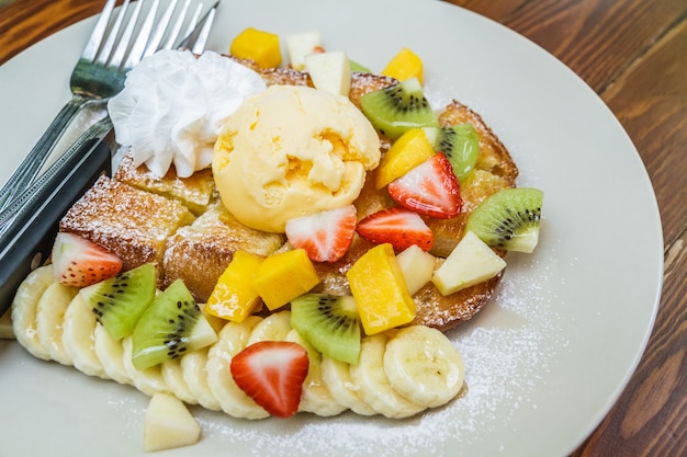 Tostada de miel con fruta