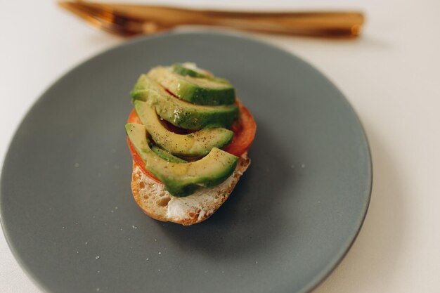 Tostadas con aguacate en la cocina Cocinando el desayuno