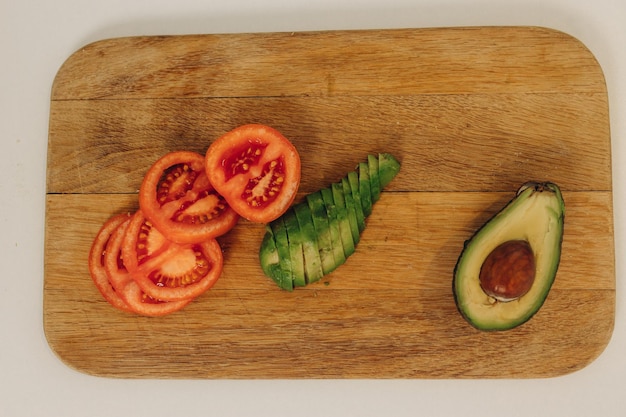 Tostadas con aguacate en la cocina Cocinando el desayuno