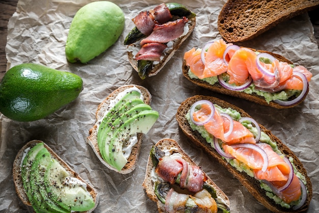 Tostadas con aguacate y diferentes ingredientes.