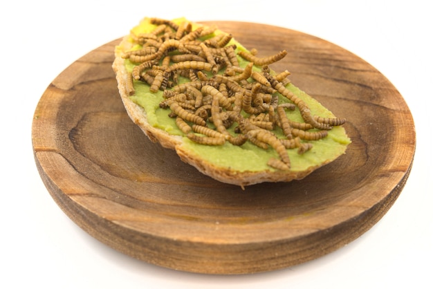 Tostadas con aguacate y gusanos