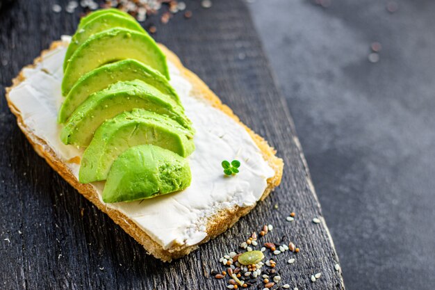 Tostadas de aguacate listas para comer en la mesa