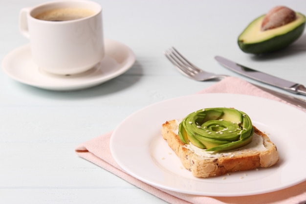 Tostadas con aguacate en una mesa de madera