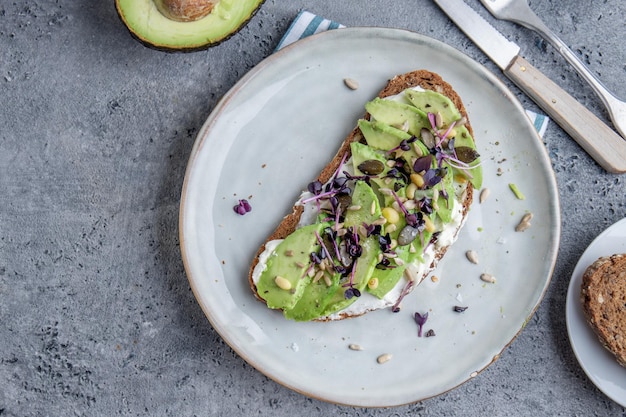 Tostadas con aguacate en placa