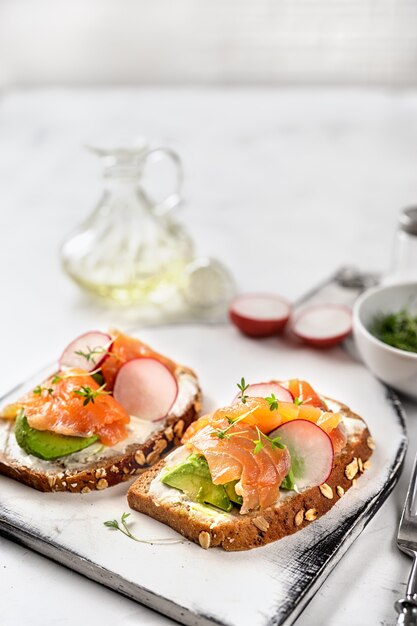 Tostadas con aguacate, rábano y salmón. Alimentación saludable