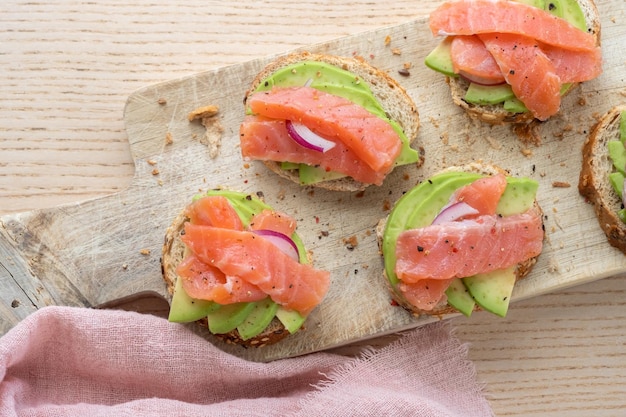 Tostadas con aguacate y salmón ahumado