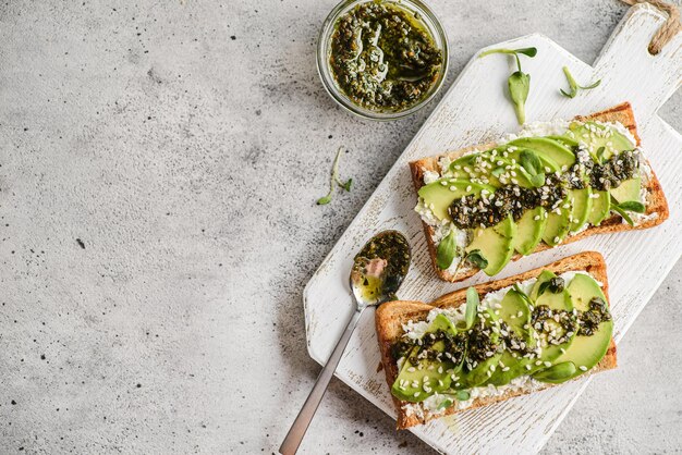 tostadas de aguacate con salsa pesto