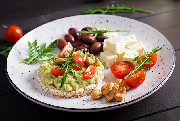 Tostadas de aguacate saludables para el desayuno o el almuerzo.