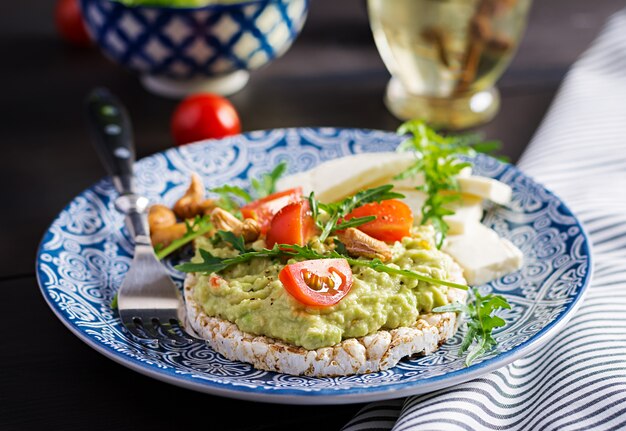 Tostadas de aguacate saludables para el desayuno o el almuerzo.