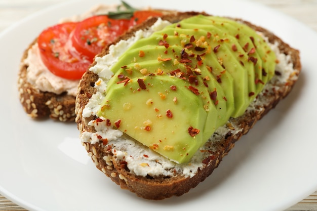 Tostadas con aguacate y tomate aislado