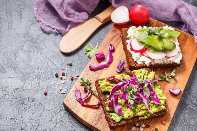 Tostadas con Aguacate y Verduras