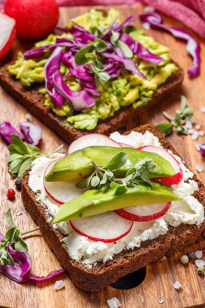 Tostadas con Aguacate y Verduras