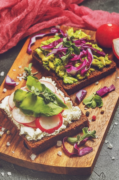 Tostadas con Aguacate y Verduras