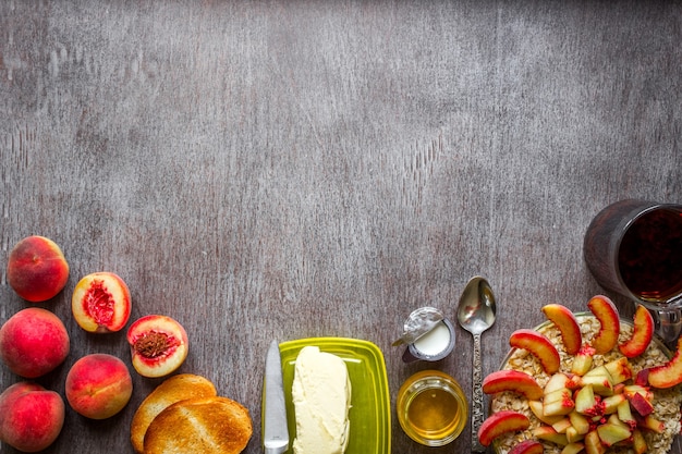 Tostadas de avena con melocotón con mantequilla y miel en una mesa de madera el concepto de un desayuno saludable