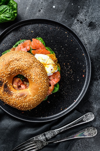 Tostadas de bagel de salmón ahumado con queso tierno, espinacas y huevo