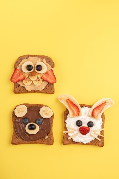 Tostadas de caras de animales divertidos para el almuerzo de los niños