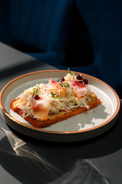 Foto tostadas con carne de cangrejo y verduras frescas