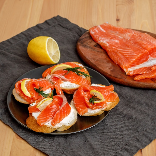 Tostadas caseras de salmón fresco salado con queso crema en la placa