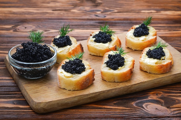 Tostadas con caviar negro. Espacio para texto o diseño.