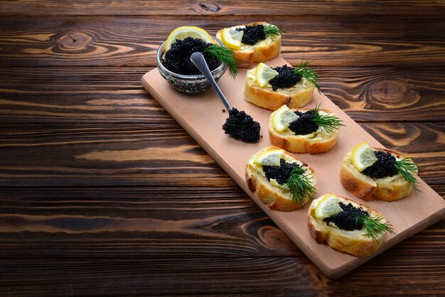 Tostadas con caviar negro Spase para texto o diseño