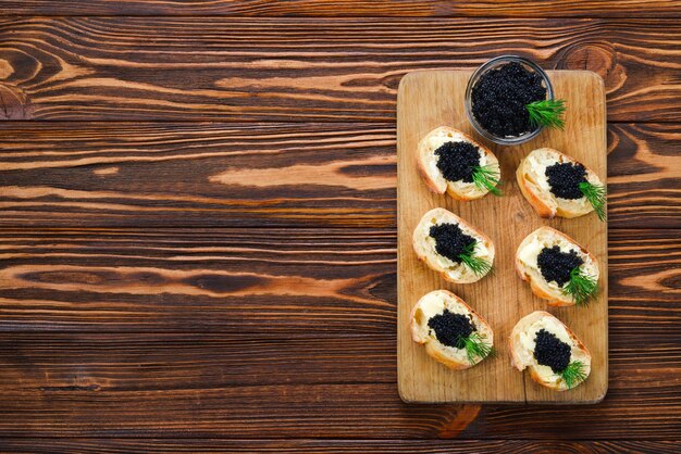Tostadas con caviar negro Spase para texto o diseño