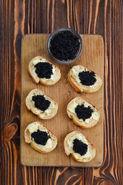 Tostadas con caviar negro Spase para texto o diseño