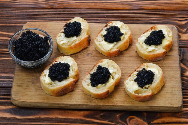 Tostadas con caviar negro Spase para texto o diseño