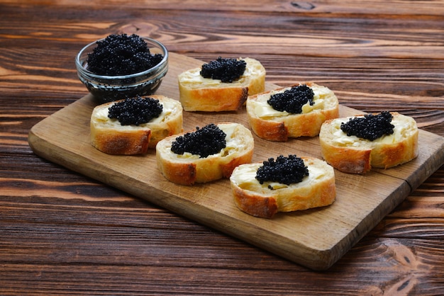 Tostadas con caviar negro