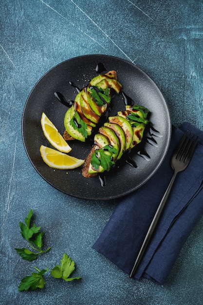 Tostadas de centeno picantes con aguacate y salsa de limón y balsámico