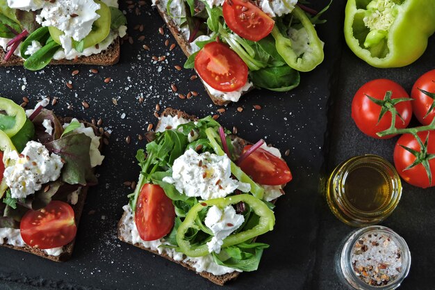 Tostadas ceto saludables con ensalada y queso blanco.