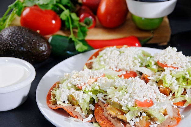 Tostadas com Guisados de Molho Verde Creme e Salada