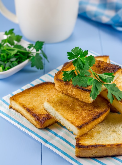 Tostadas de desayuno con verdor y taza de café.