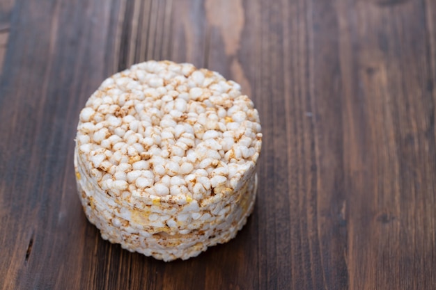 Tostadas de dieta de arroz crujiente sobre superficie de madera