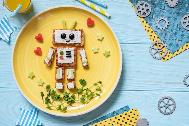 Las tostadas divertidas del desayuno de los niños parecen un robot lindo