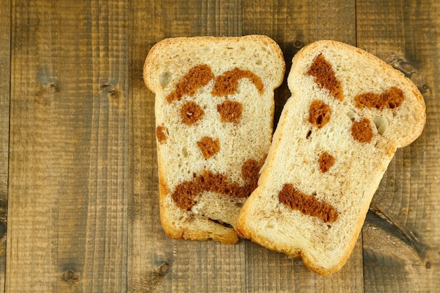 Tostadas divertidas sobre fondo de madera