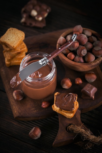 Tostadas con dulce de chocolate con avellanas para desayunar