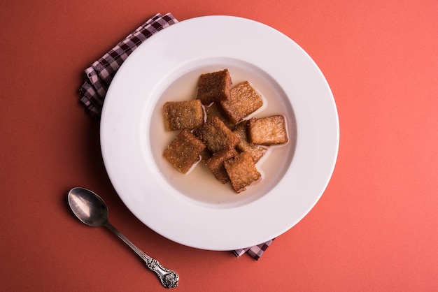 Tostadas dulces caramelizadas o tostadas de meetha bañadas en almíbar dulce, también llamado Pan Gulab Jamun es una receta de postre popular de la India, servida en un fondo de mal humor., Enfoque selectivo