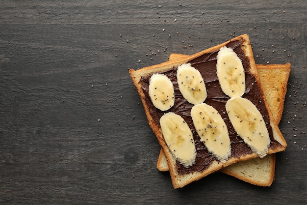 Tostadas dulces con plátano sobre fondo de madera