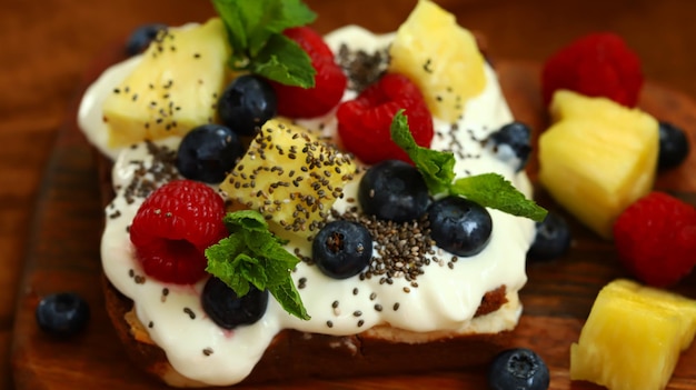 Tostadas dulces saludables con queso crema, frutas, bayas y semillas de chía Postre cetogénico