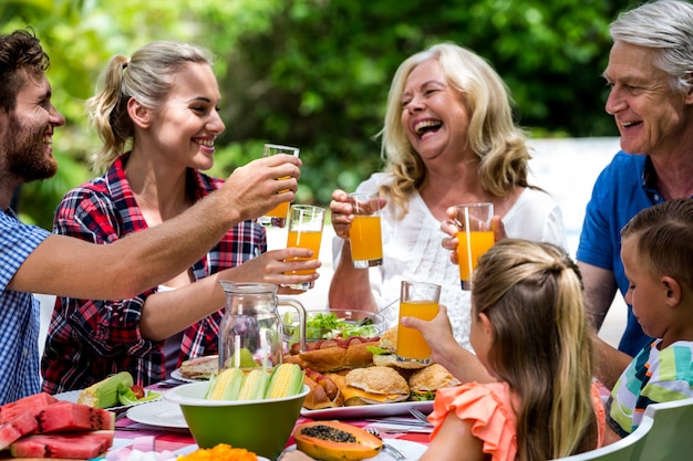 Tostadas familiares mientras almuerza en el césped